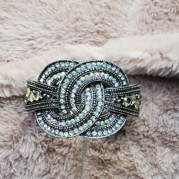 ♻️DONATED ♻️  💄TAKE IT SALE💋 Vintage Infinity Knot Bracelet - Picture 1 of 4